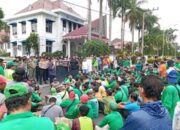 Tuntut Upah Layak Petugas Kebersihan Siantar Unjuk Rasa