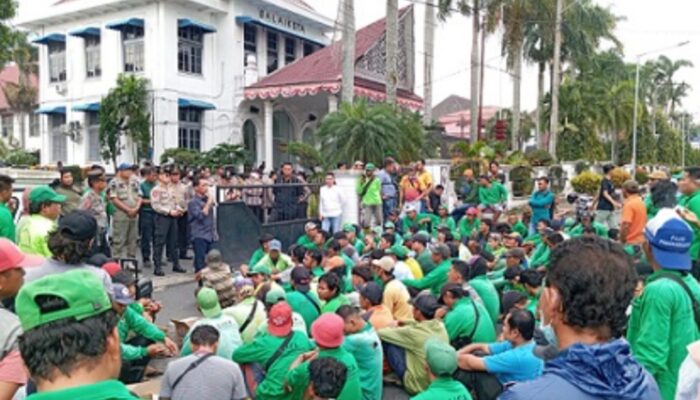 Tuntut Upah Layak Petugas Kebersihan Siantar Unjuk Rasa