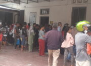 Warga Siantar Padati Kantor Pos Dapatkan Beras Bulog