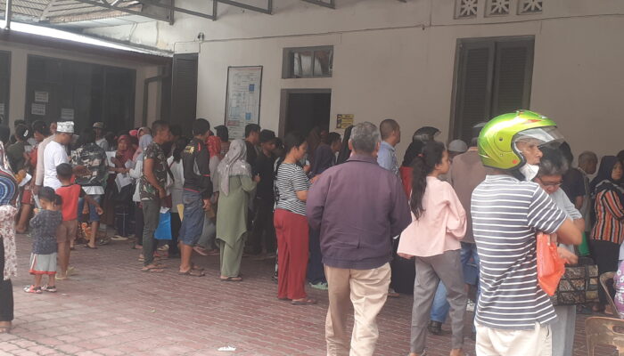 Warga Siantar Padati Kantor Pos Dapatkan Beras Bulog