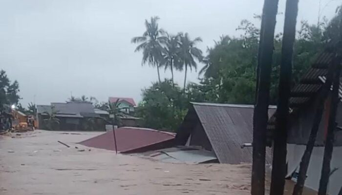 Video Netizen: Banjir Melanda Kota Padang Akibat Tingginya Curah Hujan