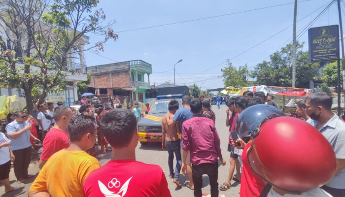 Dikepung Warga Maling Tertangkap Basah di Genteng Rumah