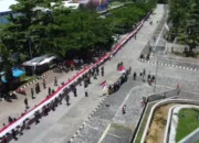 Yonif 122/TS Bentangkan Bendera Merah Putih 1 kilometer di Jayapura
