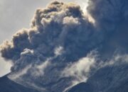 Gunung Merapi Sumbar Meletus,Penerbangan Bandara Minangkabau Ditutup