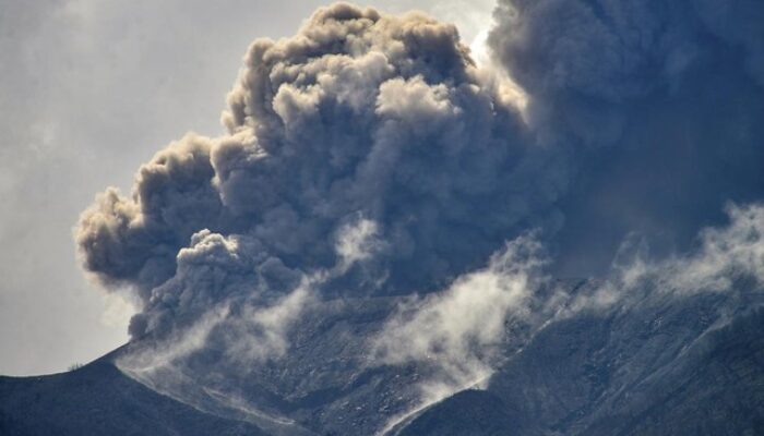 Gunung Merapi Sumbar Meletus,Penerbangan Bandara Minangkabau Ditutup