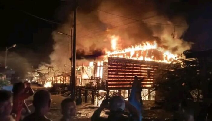 Warga Histeris 20 Unit Rumah Terbakar di Sibolga