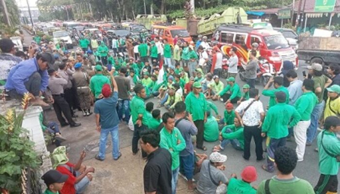 Ratusan Petugas Kebersihan Pematangsiantar Unjuk Rasa