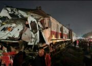 Kereta Api Tabrak Truk Mogok di Perlintasan Perbaungan