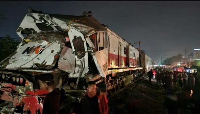 Kereta Api Tabrak Truk Mogok di Perlintasan Perbaungan