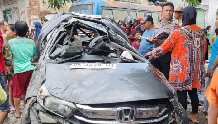 Kereta Api Kontra Mobil Honda,4 Orang Meninggal