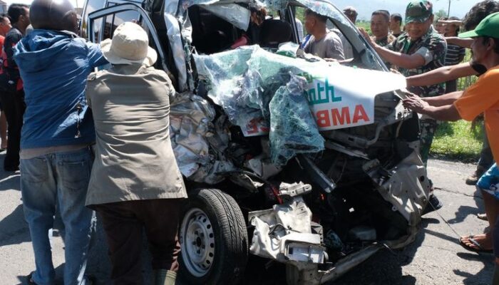 Ambulans Membawa Jenazah ‘Hantam’ Bus Saat Mudik di Temanggung