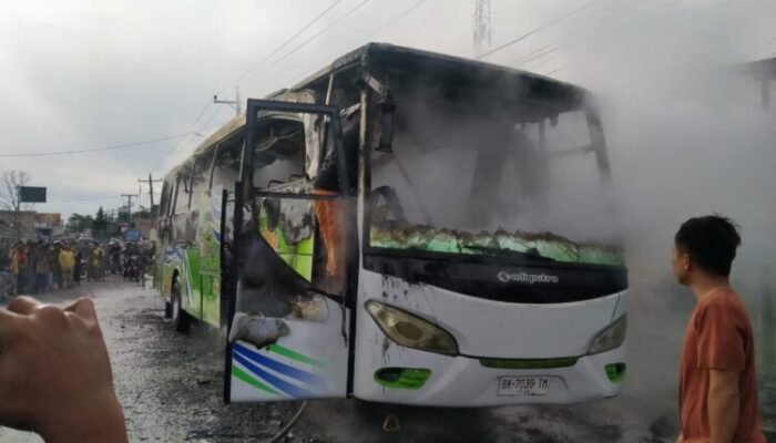 Bus Pariwisata Rombongan Pelajar Hangus Terbakar di Simalungun