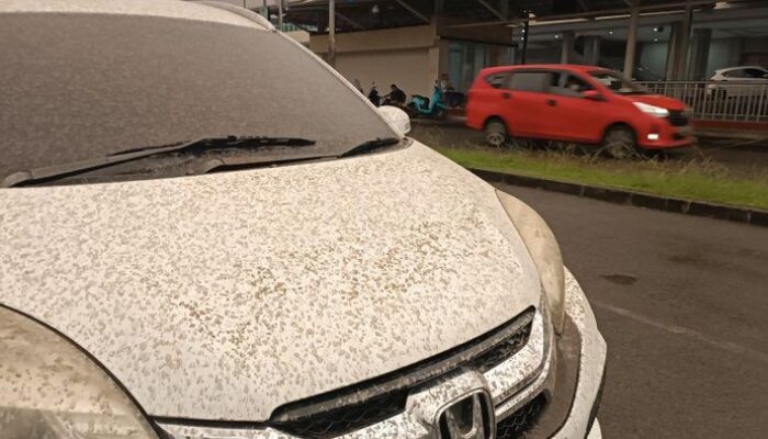 Hujan Debu Vulkanik Guyur Bandara Samratulangi