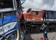 Kereta Api Rajabasa Tabrak Bus Putra Sulung,1 Orang Tewas