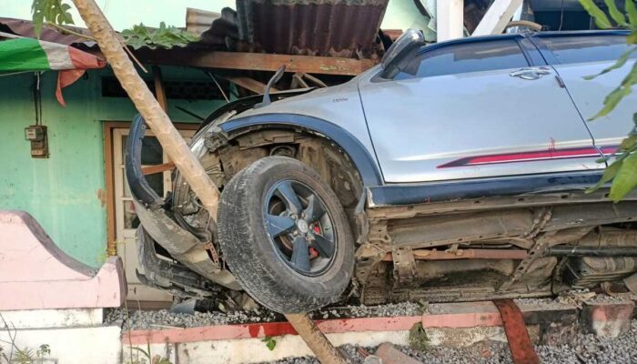 Satu Orang Alami Luka Akibat Mobil Seruduk Rumah Warga