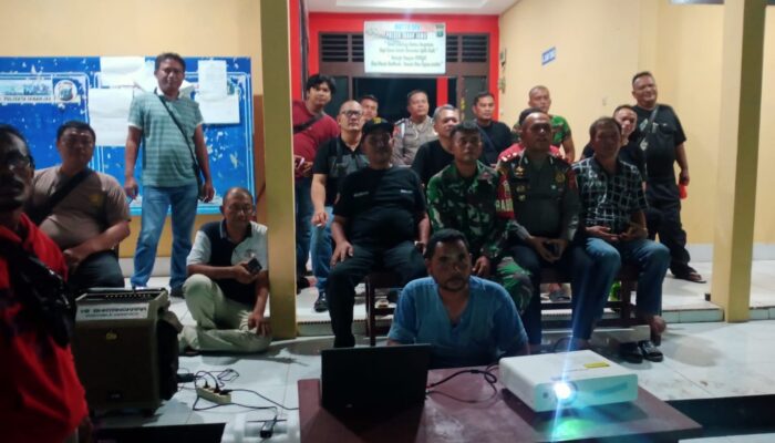 Kapolsek Tanah Jawa Gelar Nobar Semifinal Piala AFC Bersama Warga