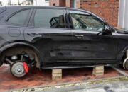 Ada Ada Saja,Ban Dicuri Saat Mobil Diparkir