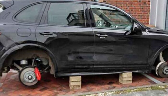 Ada Ada Saja,Ban Dicuri Saat Mobil Diparkir