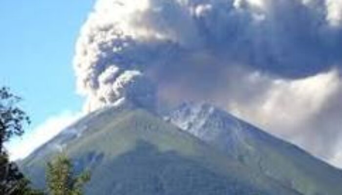 Gunung Ibu di Halmahera Semburkan Debu Setinggi 2000 Meter