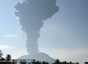 Gunung Ibu Maluku Utara kembali Erupsi