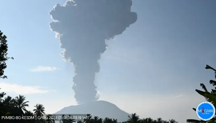 Gunung Ibu Maluku Utara kembali Erupsi