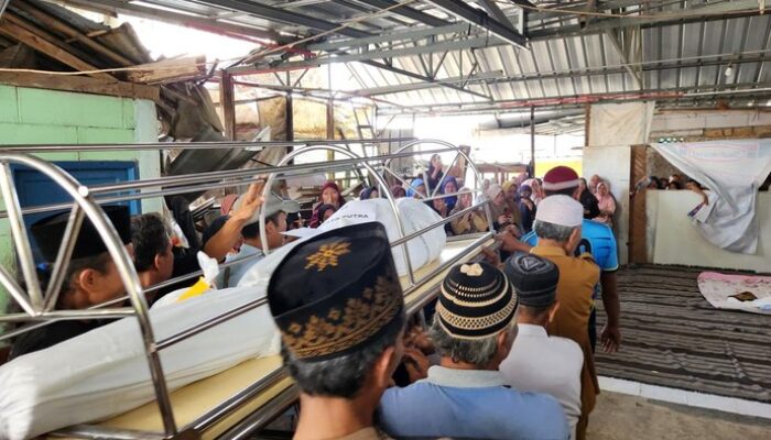 Jenazah Salah Satu Siswa SMK Lingga Kencana Tiba di Rumah Duka,Tangis Keluarga Pecah