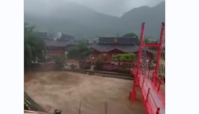 Diguyur hujan Deras,Pemandian Pariban Tanah karo Kebanjiran