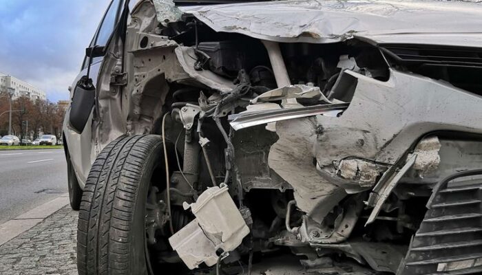 Mobil Pengasuh Ponpes Pasuruan Ditabrak Kereta Api