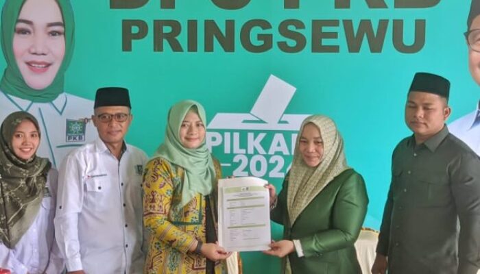 Ririn Kuswantari Balon Bupati Pringsewu Kembalikan Formulir Pendaftaran