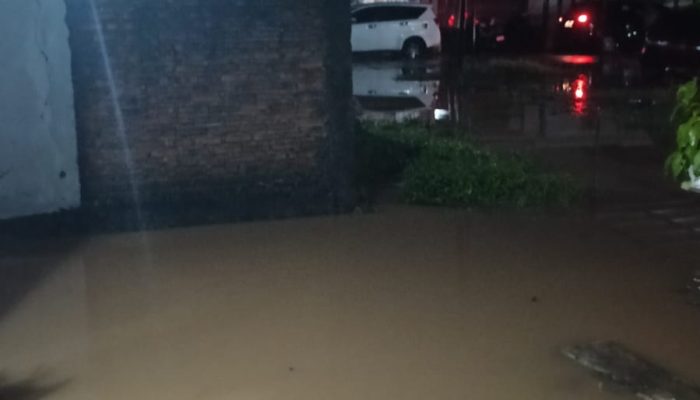 Hujan Guyur Kota Padang, Menyebabkan Beberapa Ruas jalan dan Pemukiman Penduduk Tergenang Air