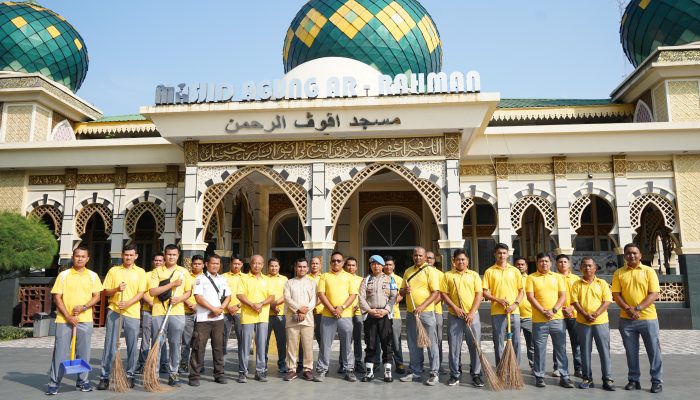 Hari Bhayangkara Ke 78, Kombes. Pol. Manang Soebekti Pimpin Bhakti Religi Bersih-bersih Tempat Ibadah