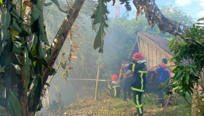 4 Unit Damkar Diturunkan Padamkan Tumpukan Sampah YangTerbakar di Pematangsiantar