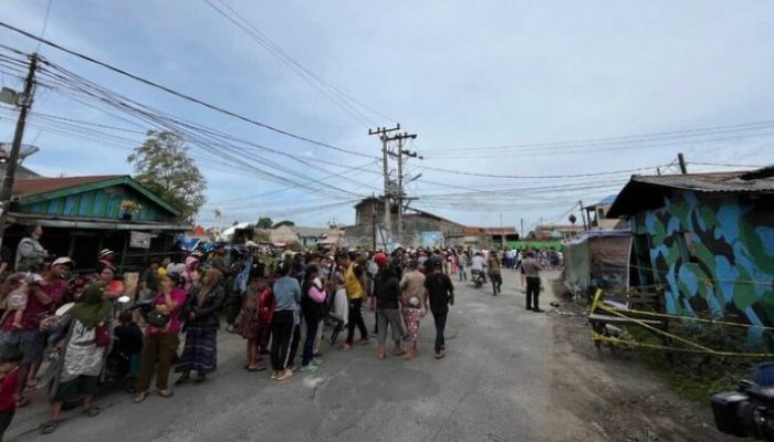 Ratusan Warga Padati Lokasi Digelarnya Rekonstruksi Pembakaran Rumah Wartawan di Tanah Karo