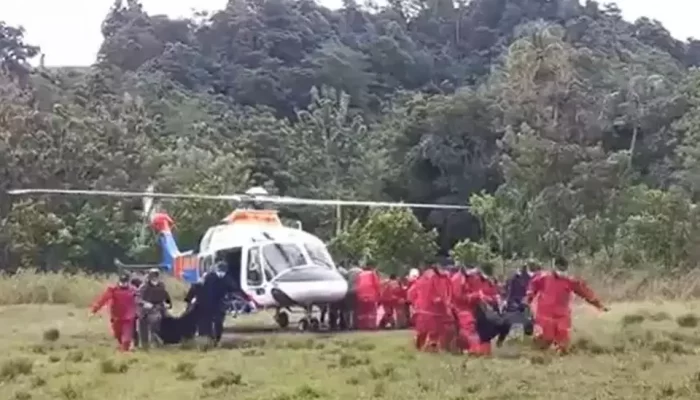 Evakuasi Korban Longsor Tambang Emas Motombo Gunakan Helikopter