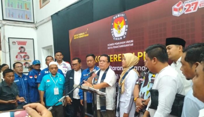 Pasangan Wesly-Herlina Merahkan KPU Siantar Saat Mendaftar