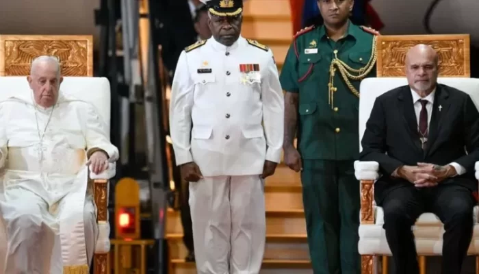 Keletihan, Paus Hilang Keseimbangan dan Hampir Jatuh Saat Penyambutan di Papua Nugini