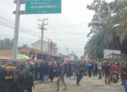 Tuntut Perbaikan Jalan, Ratusan Warga Kisaran Unjuk Rasa Tutup Jalan Lintas