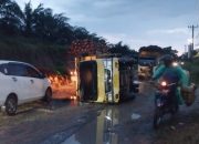 Akibat Jalan Berlubang di Simalungun, Truk Pengangkut Tankos terbalik