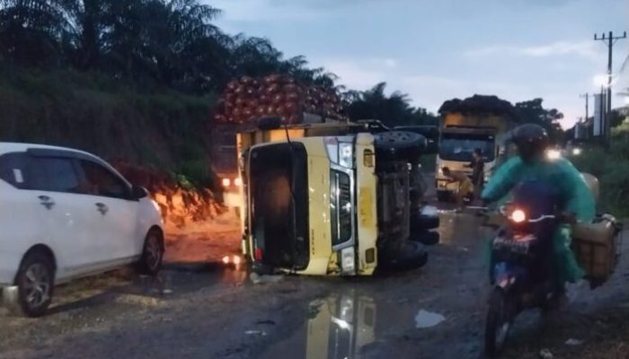 Akibat Jalan Berlubang di Simalungun, Truk Pengangkut Tankos terbalik