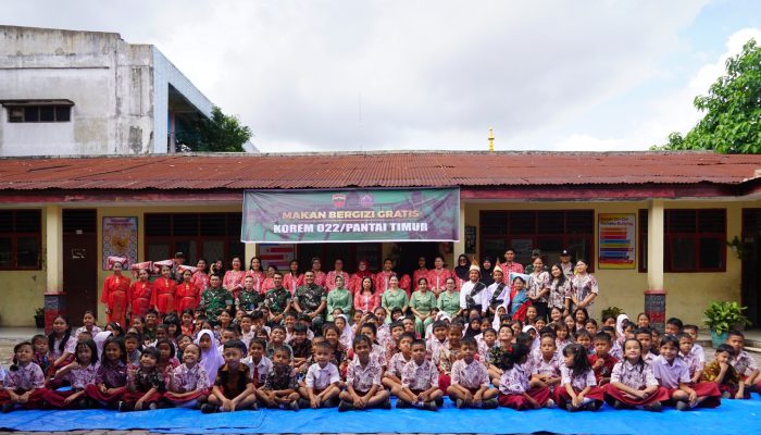 Korem 022/PT Gelar Makan sehat Bergizi  di SD Negeri 122345 Pematangsiantar