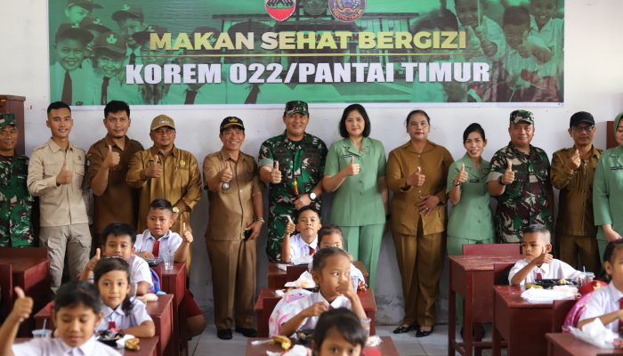 Korem 022/PT Beri Makan sehat Bergizi Kepada Siswa SD Negeri 095205 Parbalogan
