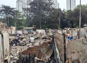 Warga Terdampak Cari Sisa Barang di Puing Kebakaran Kemayoran