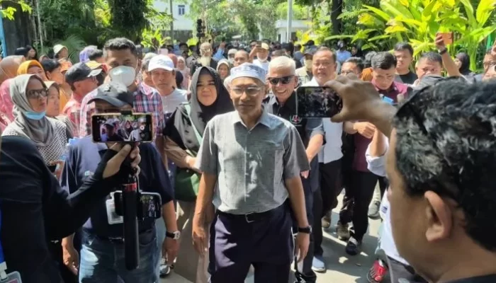 Massa TPUA Datangi Rumah Jokowi Klarifikasi Ijazah Asli