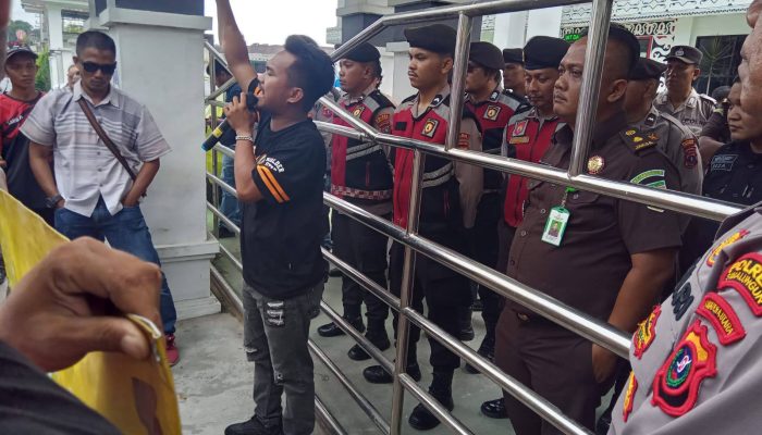 Teriakan Tangkap Pangulu Banjar Hulu Menggema di Kejari Simalungun