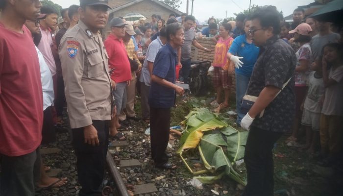 Seorang Pengendara Sepeda Motor Tewas Ditabrak Kereta Api