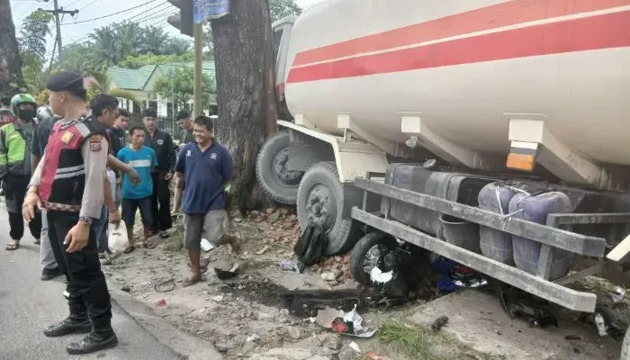 Rem Blong, Truk Tangki Tabrak Pengendara Septor