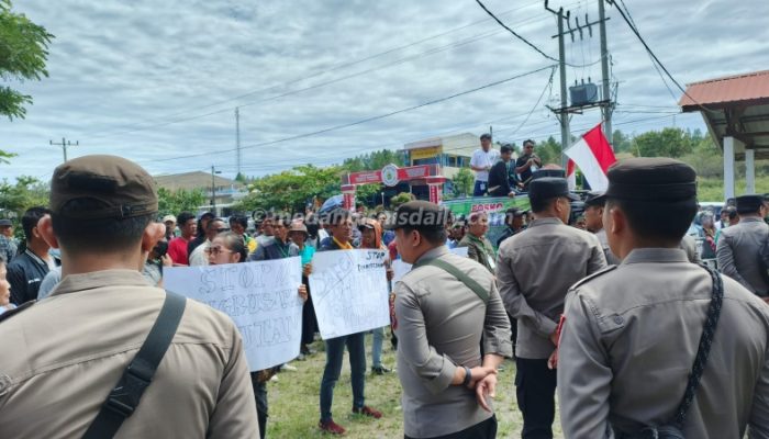 Ratusan Warga Kenegerian Ambarita Demo di DPRD Samosir Tuntut Cabut Izin HKM Parna Jaya Sejahtera