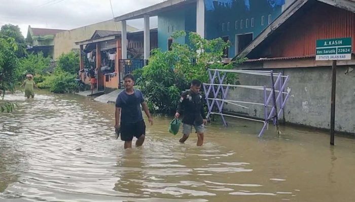 Jalan Lintas Sibolga-Tarutung Lumpuh Akibat Longsor