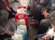 BBM Langka Menjadi Ajang Cari Keuntungan Pribadi Bagi Oknum Tertentu, di Merek Situnggaling Warga Mengantri Dengan Jerigen