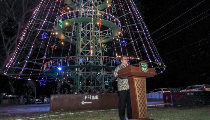 Sambut Perayaan Natal 2025 Walikota Pematangsiantar Nyalakan Pohon Terang Kota
